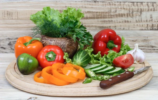 Verduras frescas sobre un fondo de madera. — Foto de Stock