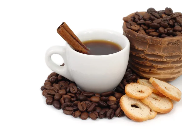 Tasse Kaffee und Croutons auf weißem Hintergrund. — Stockfoto