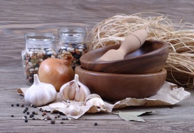 Soğan, sarımsak ve biber ahşap arka plan üzerinde buruşuk kağıt üzerinde.