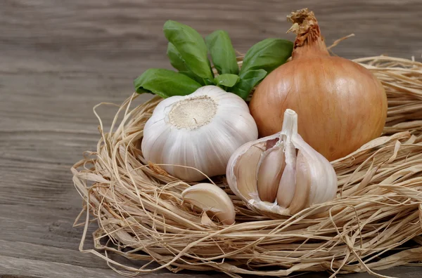 Česnek a cibule na dřevěné pozadí. — Stock fotografie