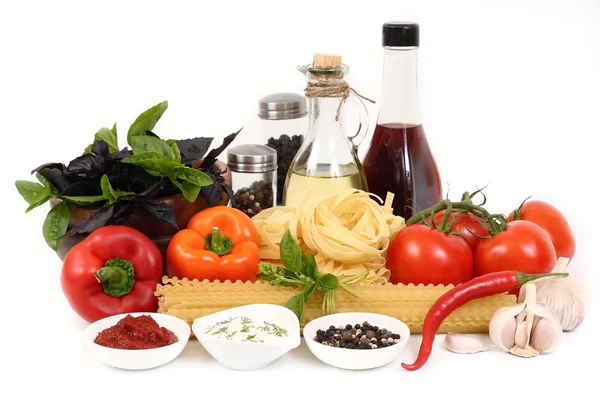 Pasta and fresh vegetables on a white background. — Stock Photo, Image