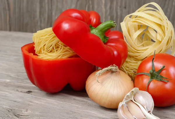 Pâtes et légumes frais sur fond blanc . — Photo