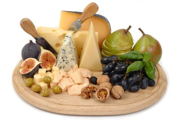 Käse und Feige auf weißem Hintergrund. — Stockfoto