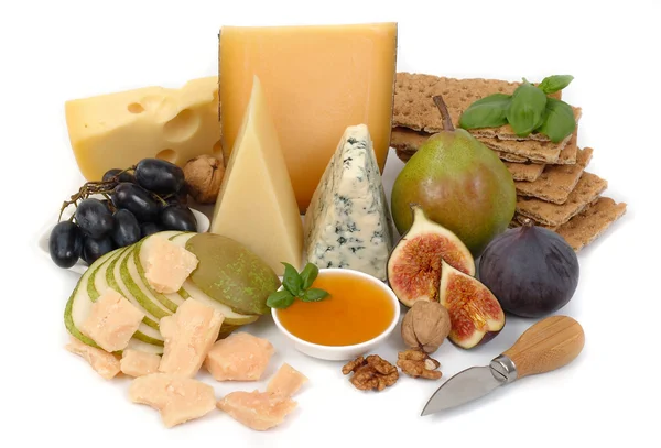 Käse und Feige auf weißem Hintergrund. — Stockfoto