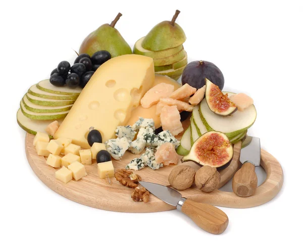 Käse und Feige auf weißem Hintergrund. — Stockfoto