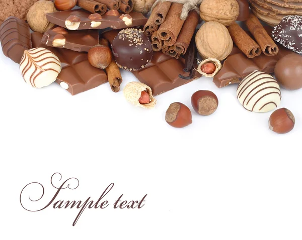 Chocolates sobre um fundo branco . — Fotografia de Stock