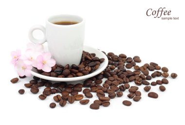 Fincan kahve ve menekşe beyaz bir arka plan üzerinde.