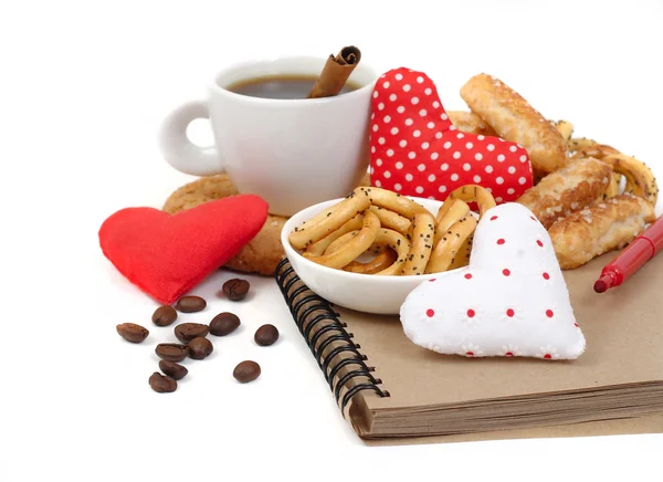 Tazza di caffè e cuori tessili su sfondo bianco . — Foto Stock