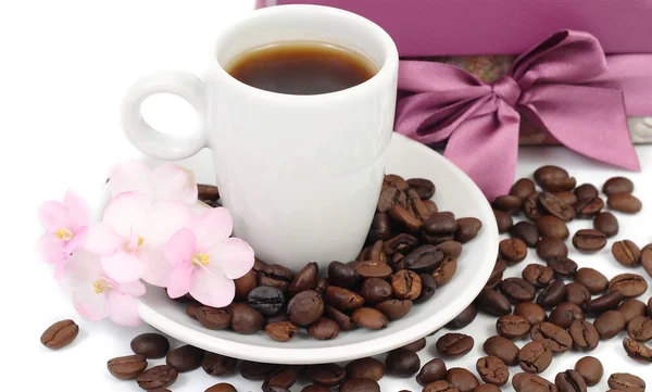 Чашка кофе и фиалка на белом фоне . — стоковое фото