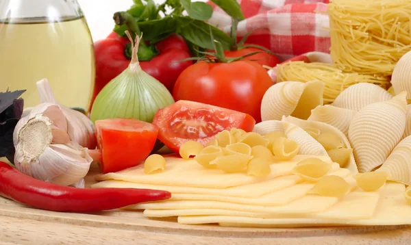 意大利面食和新鲜的蔬菜，在白色背景上. — 图库照片