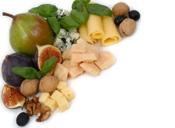 Frutas y quesos frescos sobre fondo blanco . — Foto de Stock
