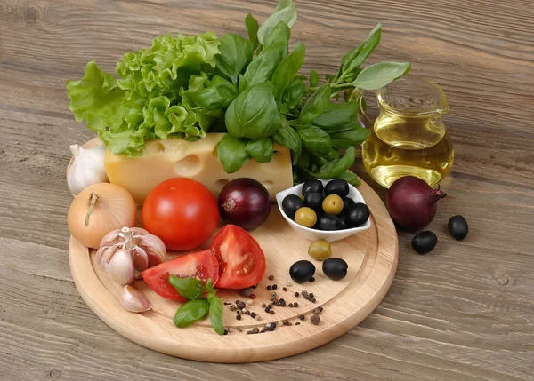 Frisches Gemüse und Käse auf einem hölzernen Hintergrund. — Stockfoto