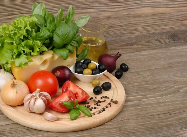 Legumes frescos e queijo em um fundo de madeira. — Fotografia de Stock