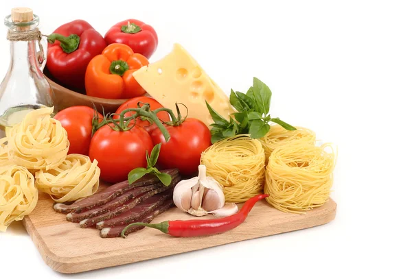 Pasta und frisches Gemüse auf weißem Hintergrund. — Stockfoto