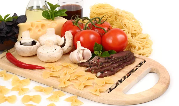 Pasta and fresh vegetables on a white background. — Stock Photo, Image