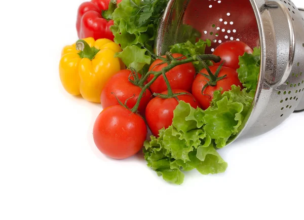 Verduras frescas en un colador sobre un fondo blanco . — Foto de Stock