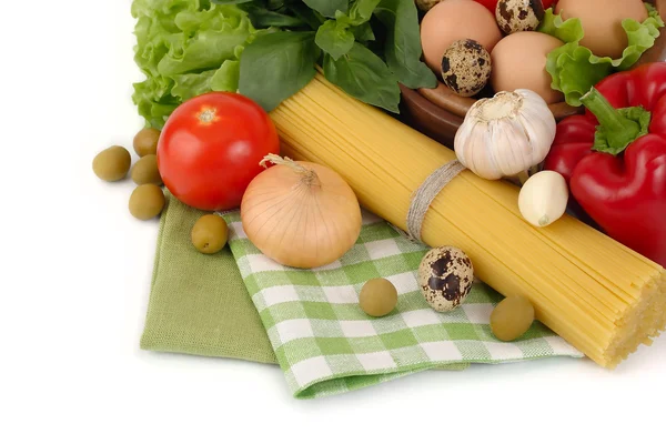 Pasta und frisches Gemüse auf weißem Hintergrund. — Stockfoto