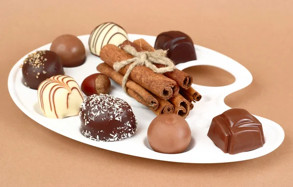 Chocolates sobre um fundo branco . — Fotografia de Stock
