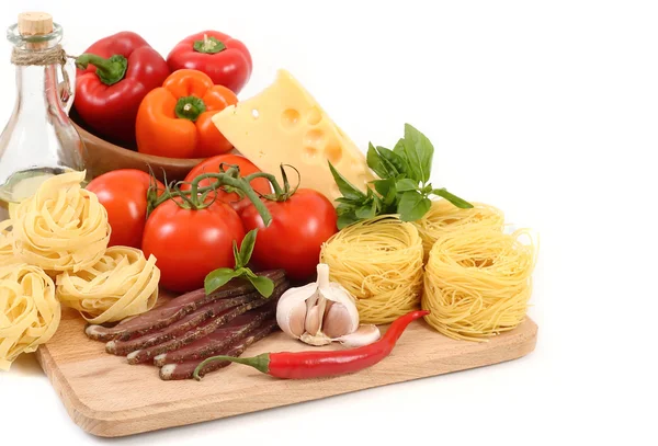Pasta and fresh vegetables on a white background. — Stock Photo, Image