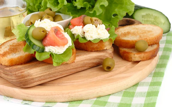 Lachs, Salat und frische Gurkensandwiches auf weißem Hintergrund. — Stockfoto