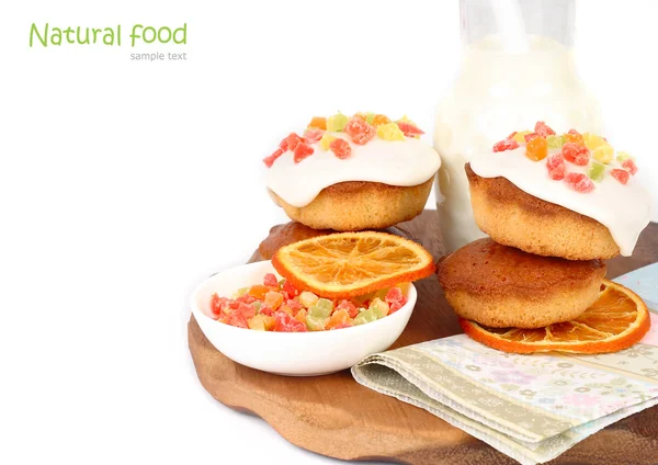 Biscoitos de laranja com esmalte protéico e frutas cristalizadas em um fundo branco . — Fotografia de Stock