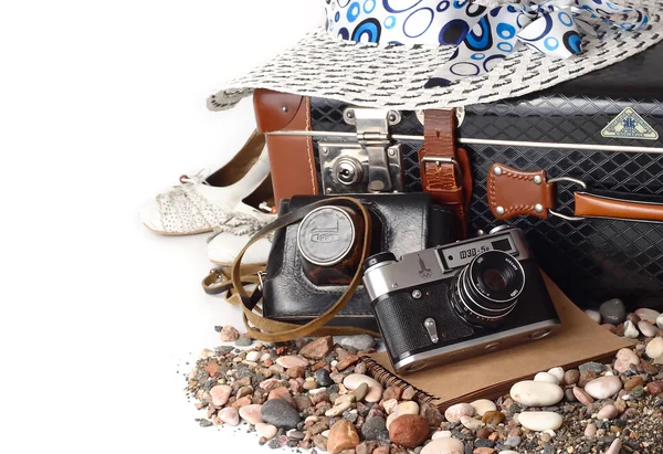 Old suitcase, the camera and hat on a white background. Retro travel. — Stock Photo, Image