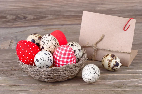 Los huevos de Pascua en el nido sobre la madera rústico el fondo . —  Fotos de Stock