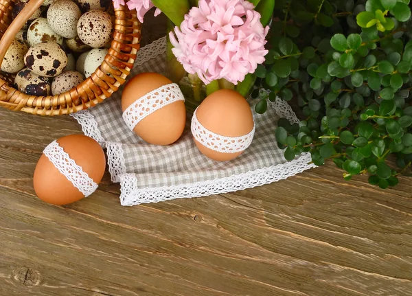 Easter background with a basket with quail both eggs and a hyacinth. — Stock Photo, Image