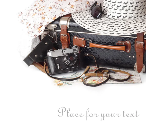 Vieja maleta, la cámara y el sombrero sobre fondo blanco. Viaje retro . — Foto de Stock