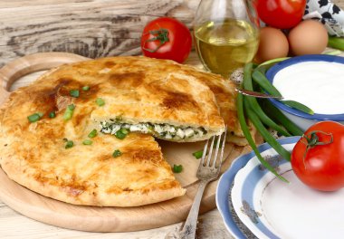 Taze pişmiş ev pasta yumurta ve yeşil soğan o Ayrıca bir retro uzak süpürüldü bir doldurma ile bir rustik bir arka plan üzerinde ahşap plakalar.