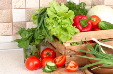 Bir ahşap kutu ve modern mutfak karşı doğrama tahtası kesme sebze taze bitik sebze.