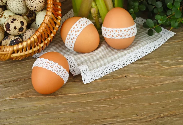 Huevos de Pascua y jacintos sobre un fondo de madera. Fondo de Pascua . —  Fotos de Stock