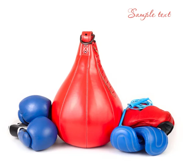 Sac de perforare și mănuși de box pe un fundal alb. Fundal sportiv. Echipament sportiv pentru antrenament . — Fotografie, imagine de stoc