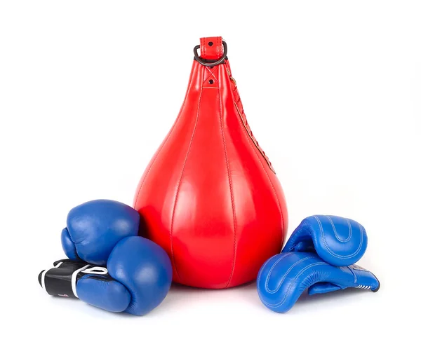 Bolso de boxeo y guantes de boxeo sobre fondo blanco . — Foto de Stock