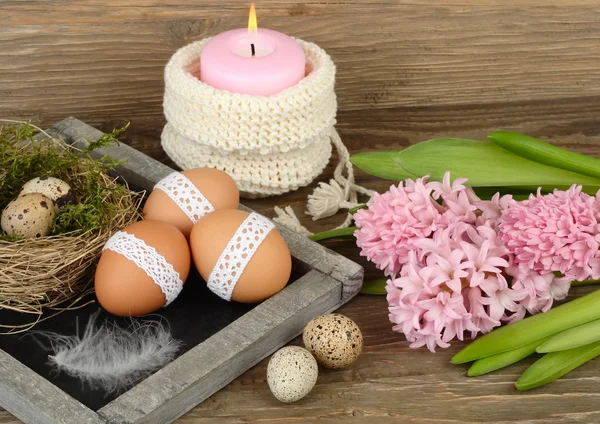 Roze hyacinten en Pasen eieren op een schoolbord (een krijt board) op houten een rustieke een achtergrond. Pasen achtergrond. — Stockfoto