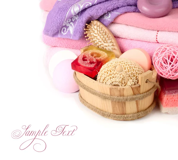Toalhas cor-de-rosa, sabonetes, basts e outros acessórios para banho sobre fundo branco . — Fotografia de Stock