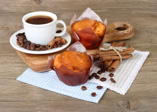 Φλιτζάνι καφέ και αρωματικά φρέσκα σπίτι κέικ σε ξύλινα φόντο. — Φωτογραφία Αρχείου