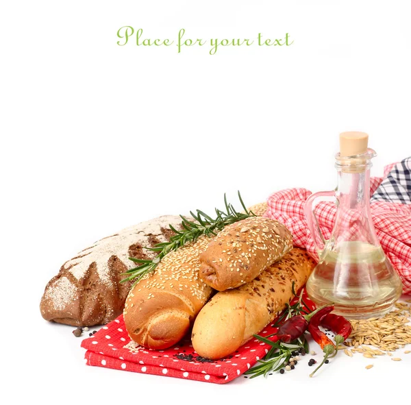 Färskt doftande bröd och rosmarin på vit bakgrund. — Stockfoto