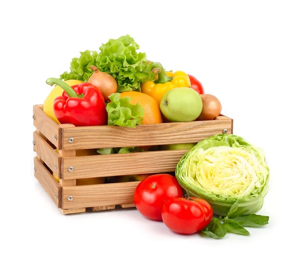 Verduras frescas y frutas en una caja de madera sobre un fondo blanco . — Foto de Stock