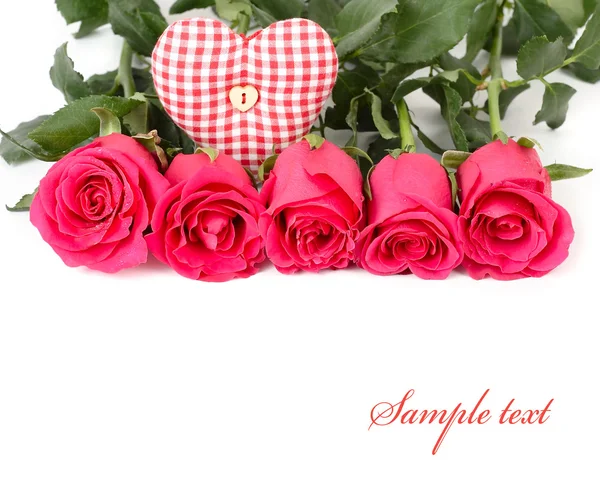 Pink roses and checkered heart on a white background. — Stock Photo, Image