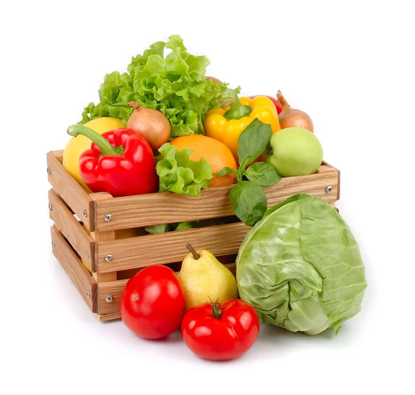 Verduras frescas y frutas en una caja de madera sobre un fondo blanco . — Foto de Stock