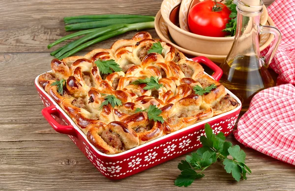 House meat pie and fresh vegetables on a wooden background. — Stock Photo, Image