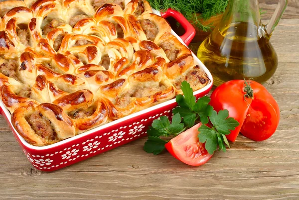 Pastel de carne de casa y verduras frescas sobre un fondo de madera . —  Fotos de Stock