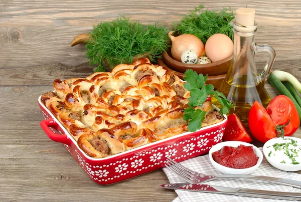 House meat pie and fresh vegetables on a wooden background. — Stock Photo, Image