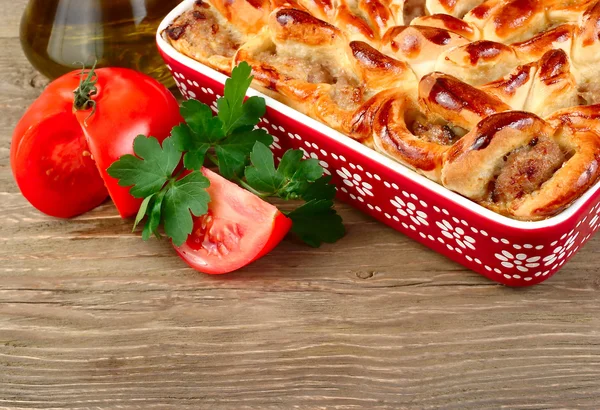 Tarte à la viande maison et légumes frais sur un fond en bois . — Photo