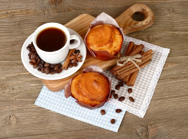 Kaffee mit Kuchen und Kaffeekörnern auf einem hölzernen Hintergrund. Ansicht von oben. — Stockfoto