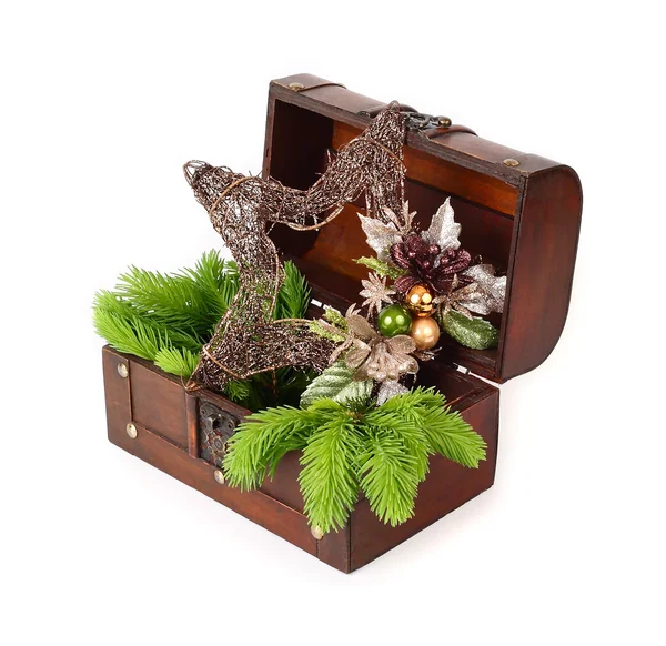 Ahşap göğüs dekoratif bir yıldız ve Noel ağacın üzerinde beyaz bir arka plan ile. Noel arka plan.