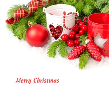Kırmızı Noel top beyaz zemin üzerine kırmızı ve beyaz şamdanlar. Bir Noel arka plan metni için bir yer ile.