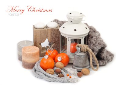Beyaz lamba, mum ve mandalina beyaz bir arka plan üzerinde Noel kompozisyonu. Bir Noel arka plan metni için bir yer ile.