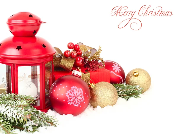 Röd lampa och rött och guld bollar jul på grenar av en snötäckt julgran. Jul bakgrund. — Stockfoto